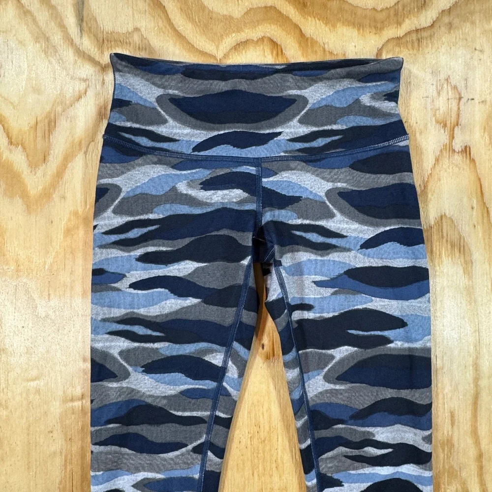 Lululemon Wunder‎ Under Crop Leggings Blue Grey Camo Size 4 Yoga Pants